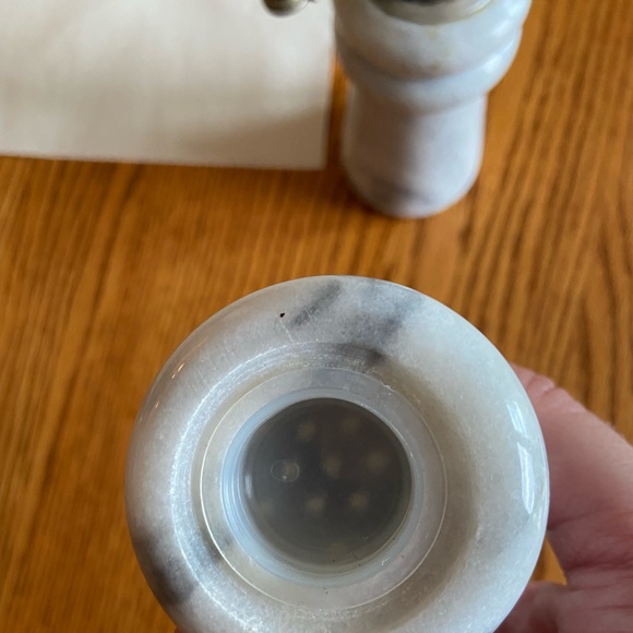 Stone salt and pepper shaker - Picture 5 of 8